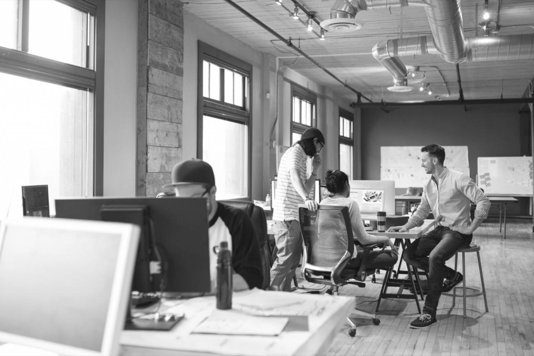 Тренування юних гімнастів під керівництвом досвідченого інструктора