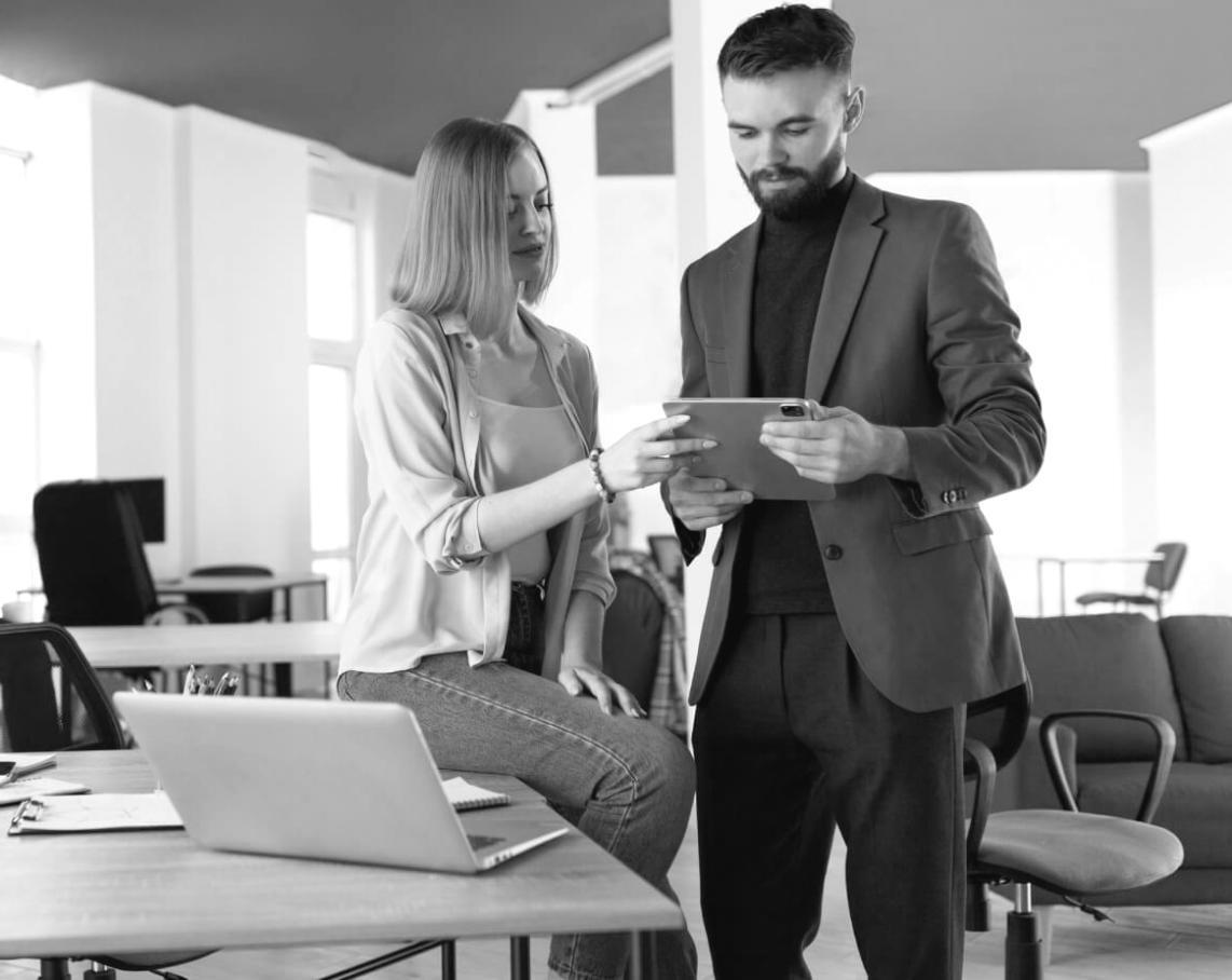 Група гімнастів працює над синхронністю виконання вправ