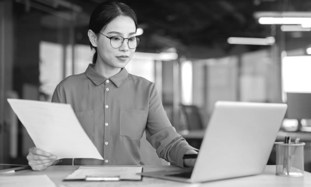 Демонстрація правильної техніки стрибка на акробатичній доріжці