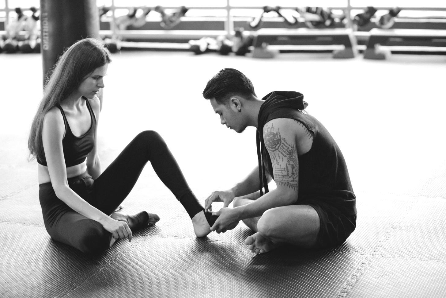 Тренер коригує постановку рук під час виконання стійки